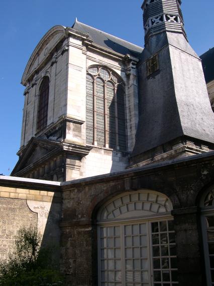  Vue sur l'église depuis la cour du musée Vauluisant